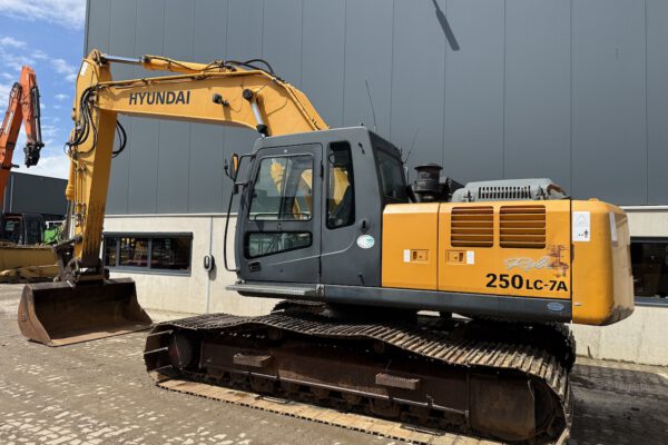 2 Hyundai 250LC-7A