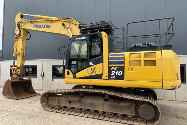 2 Komatsu PC210LC-10