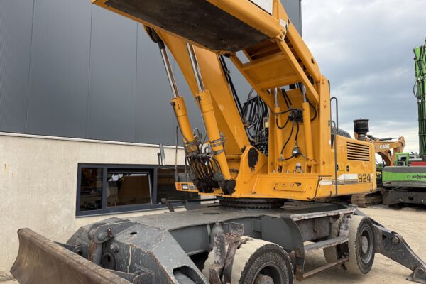 2 Liebherr A924C