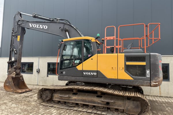 2 Volvo EC220EL