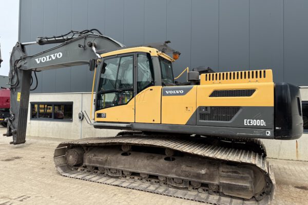 2 Volvo EC300DL