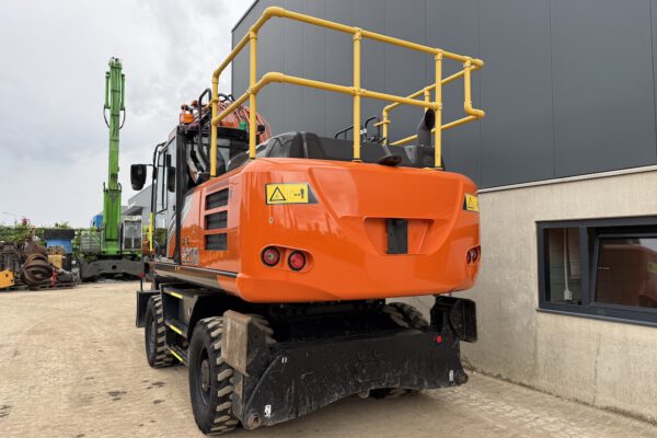 3 Hitachi ZX220W-7