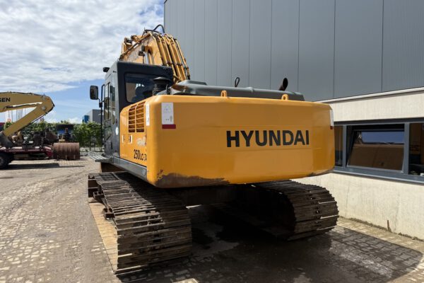 3 Hyundai 250LC-7A