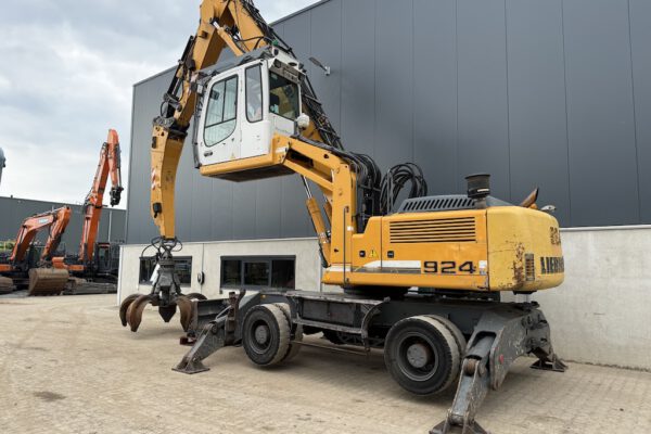 3 Liebherr A924C