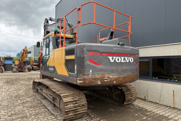 3 Volvo EC220EL