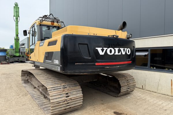 3 Volvo EC300DL