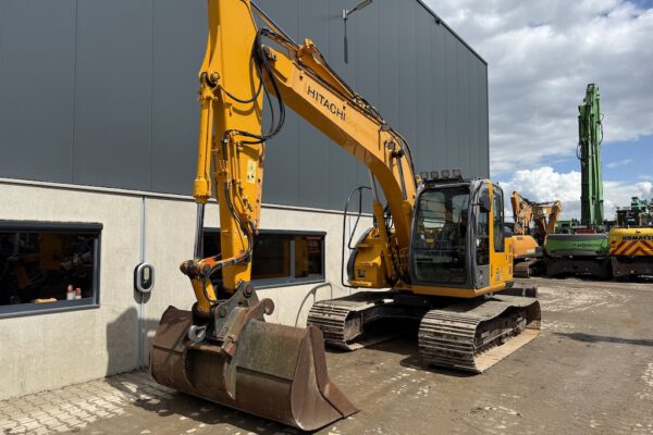 4 Hitachi ZX135US