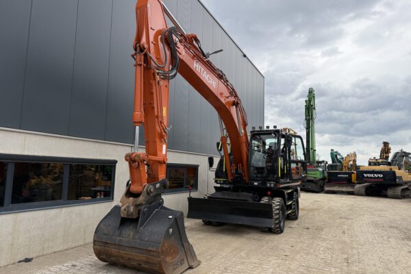4 Hitachi ZX220W-7
