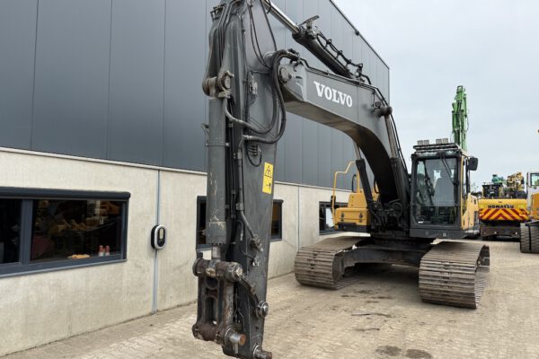 4 Volvo EC300DL