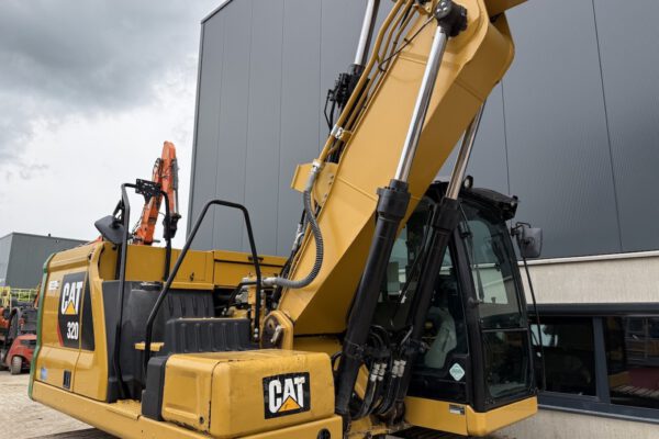 5 Cat 320
