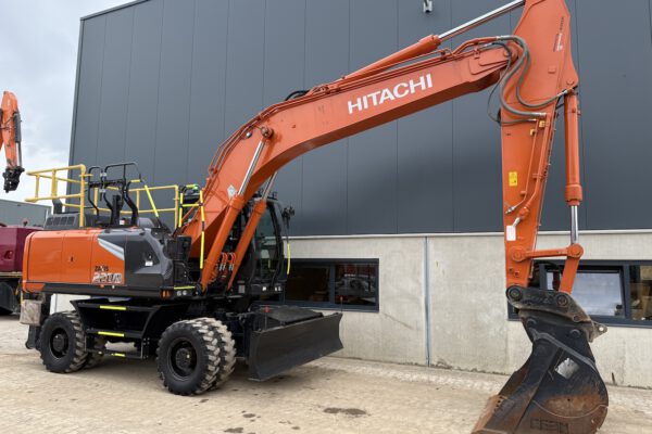 6 Hitachi ZX220W-7