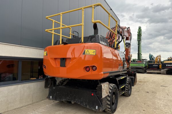 7 Hitachi ZX220W-7