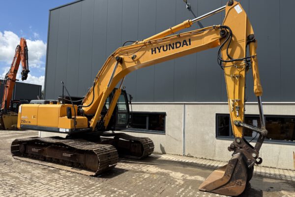 7 Hyundai 250LC-7A