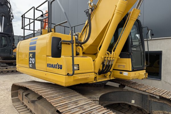 7 Komatsu PC210LC-10