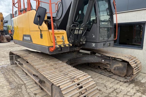7 Volvo EC220EL