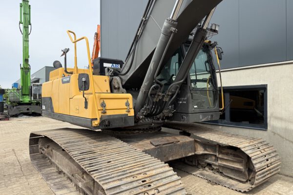 7 Volvo EC300DL