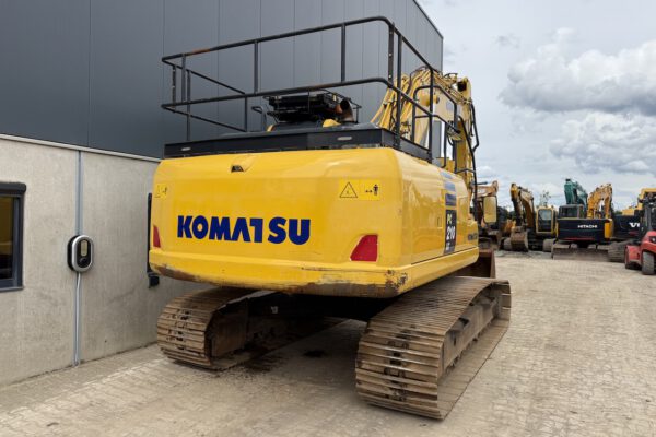 8 Komatsu PC210LC-10