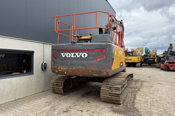 8 Volvo EC220EL