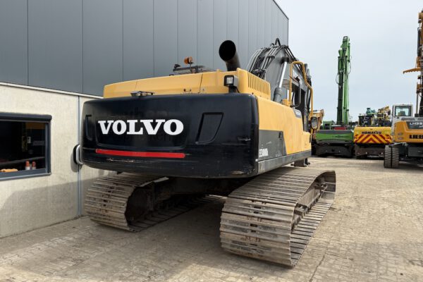 8 Volvo EC300DL