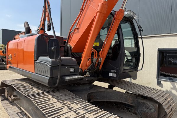 9 Hitachi ZX210LC-5B