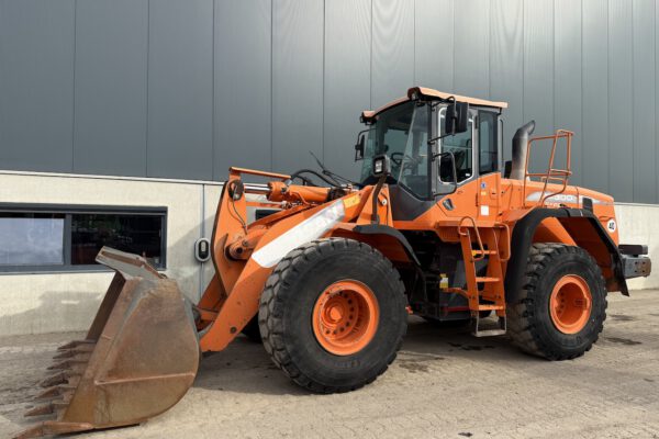 1 Doosan DL300-3