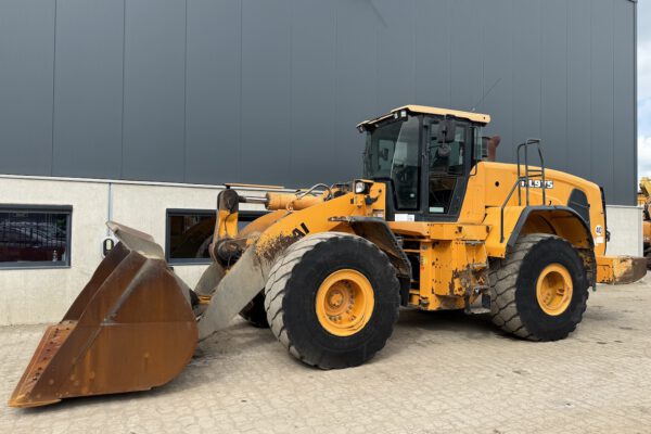 1 Hyundai HL975