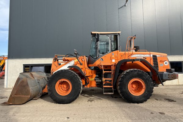 2 Doosan DL300-3