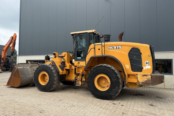 2 Hyundai HL975