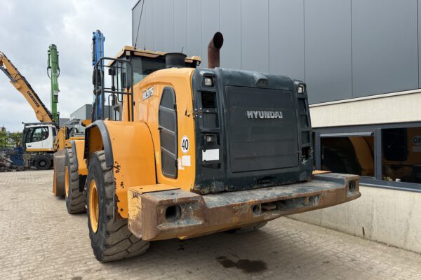 3 Hyundai HL975