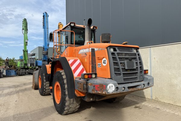 4 Doosan DL300-3