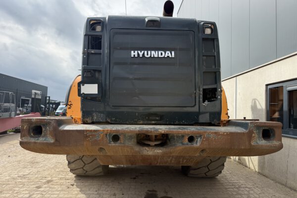 5 Hyundai HL975