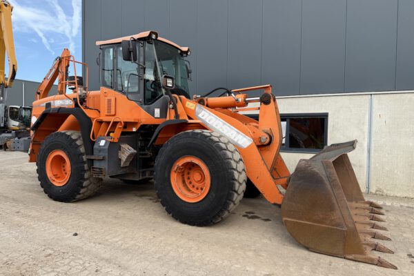6 Doosan DL300-3