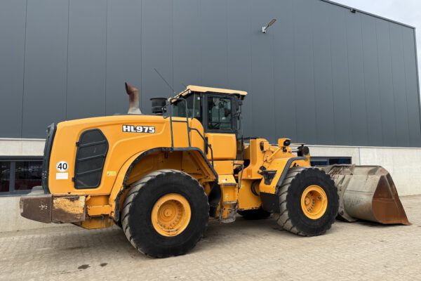 6 Hyundai HL975