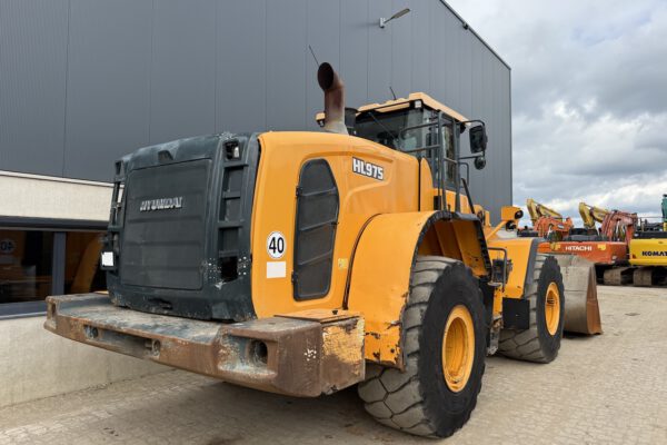 7 Hyundai HL975