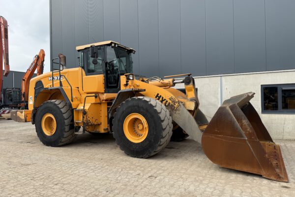 8 Hyundai HL975